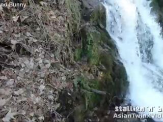 亚洲人 双胞胎 吸 啄木鸟 由 waterfall