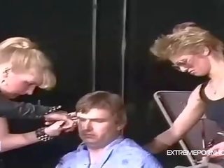 एक बिज़ार फेम्डम haircut