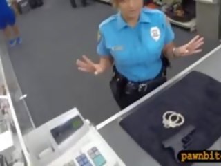Didžiulis krūtys policija pareigūnas pawns jos putė ir pakliuvom