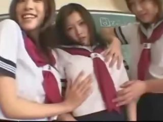 Warga asia sekolah grils bermain dalam bilik darjah