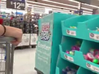 A tikras iškrypėlis recording a exceptional pupytė į walmart -