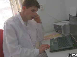 Bucľaté blondýna bbw calls profesor na pomoc ju