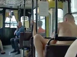 Extremo público porcas clipe em um cidade autocarro com tudo o passenger a assistir o casal caralho