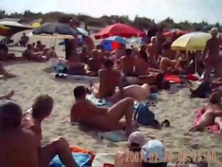 Milfka satie kokot na nudista pláž