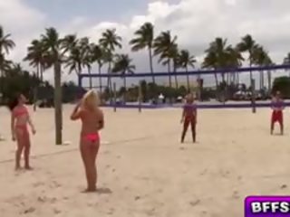 Volleyball di yang pantai