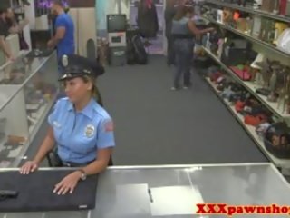 Tikras pawnshop seksas video su bigass policininkas į uniforma