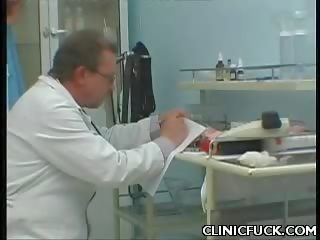 Sjuksköterska åtnjuter mat sperma