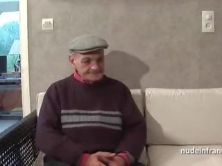 Duas raparigas e um gajo dois francesa morena compartilhando um velho homem caralho de papy voyeur