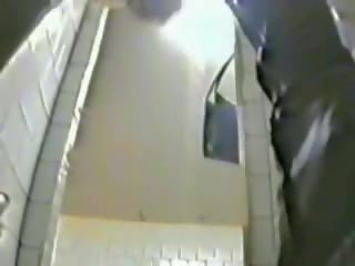 P0 pengintip/voyeur tersembunyi kamera memerhatikan kanak-kanak perempuan pee dalam warga rusia universiti tandas