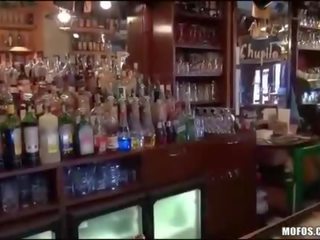 Barmaid agrees į gauti pakliuvom į jos baras