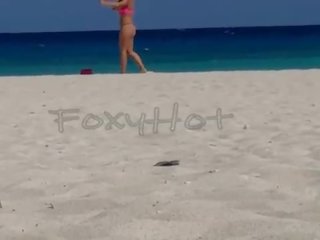 Mostrando el culo sl tanga por la playa y calentando a hombres&comma; solo dos se animaron a tocarme&comma; video completo sl xvideos rdeča