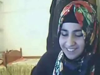 Vid - hijab meesteres tonen bips op webcam