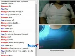 Enorme natural tetas y un curvilínea lesbianas houeswife