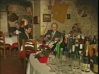 Elegante italiana núbil infiel marido en restaurant