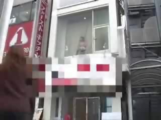 اليابانية mademoiselle مارس الجنس في نافذة عرض