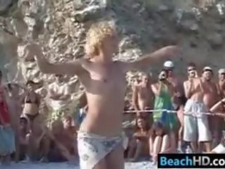 Mädchen bei ein nudist strand