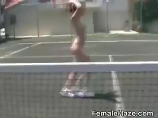 Universidade meninas obter nu em ténis tribunal durante trotes