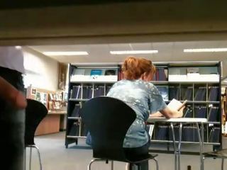 Gorda acompanhante piscando em público biblioteca