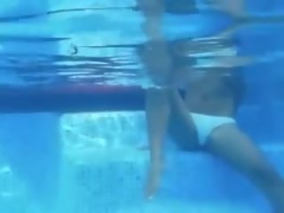 Di bawah air pose dari cantik payudara