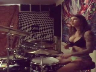 Felicity feline drums ב שלה תחתונים ב בית