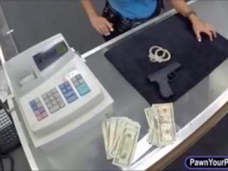 Policija pareigūnas pawns jos putė ir gavo pounded už pinigai