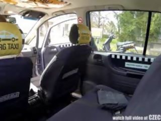 Wunderbar teenager redete für dreckig video im taxi cab