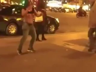 Пиян госпожица ленти в на улица
