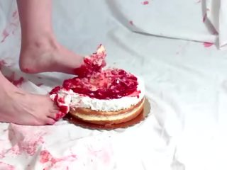 Strawberry cake سحق