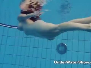 Redheaded особливість плавальний оголена в в басейн