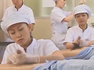 Japansk sykepleier slurping sæd ut av slått på medlem