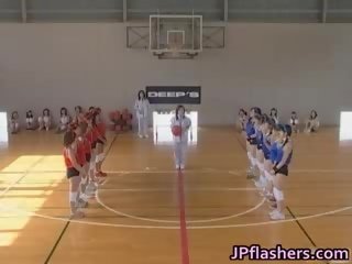 Asiatisk basketball players er løpet