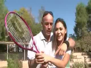Incondicional xxx vídeo em o tenis tribunal