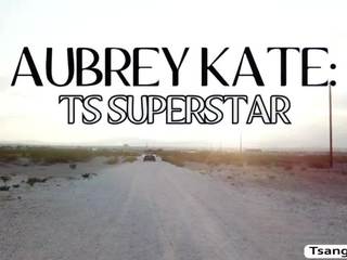 Ts aubrey kate ได้รับ เธอ ถุงน่องรัดๆ ตูด กระแทก ใน รถยนตร์ โดย เจาะ