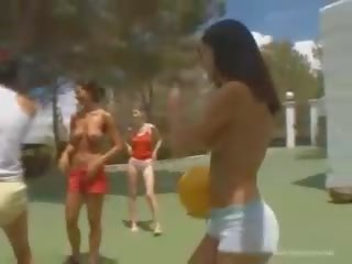 Cinco desnudo chicas jugando al aire libre