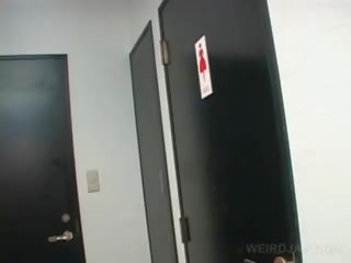Asiatiskapojke tonårs seductress klipp fitta medan pissar i en toalett