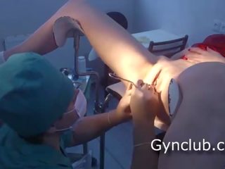 В дочка в в червоний плаття на в gynecologist