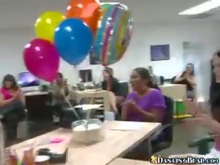 Pejabat majlis dengan ballonsclothed perempuan dan telanjang lelaki