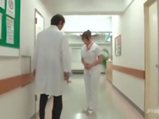 Lascivo e così affascinante asiatico infermiera parte 1