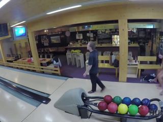 Hunt4k. lad depërton sedusive vogëlushe ndërsa brinar luan bowling