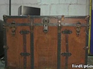 Окачен bdsm стъд deepthroating скъперник кур