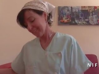 Frans mam verleidt bloke en geeft haar bips na rimmen