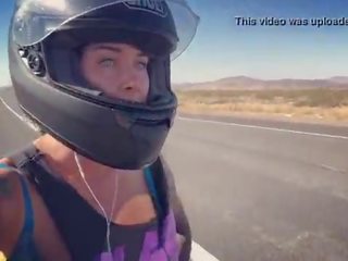 Felicity feline motorcycle persona maravillosa cabalgando aprilia en sujetador