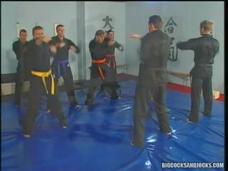 Grupo adulto filme immediately depois karate classe