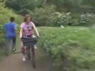 Japansk lassie masturbated mens ridning en specially modified voksen video bike!