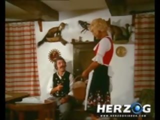 Bavarian blondīne izpaužas eaten un fucked līdz a zemnieks