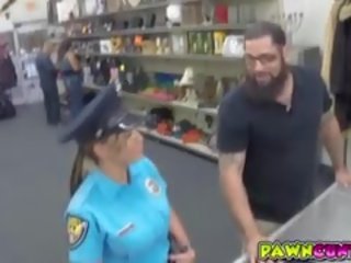 Policija pareigūnas įtemptas putė ir storas šikna