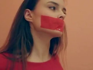 Bruneta bandă gagged & legat. care este ea?