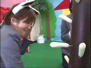 Japonesa contestants participate em um louca gameshow vid