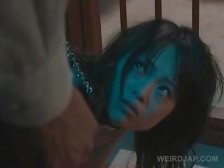 Enchaîné asiatique x évalué film esclave hardcore bouche baisée sur les genoux