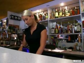 Amateur bartender seductress gefickt und anspritzen